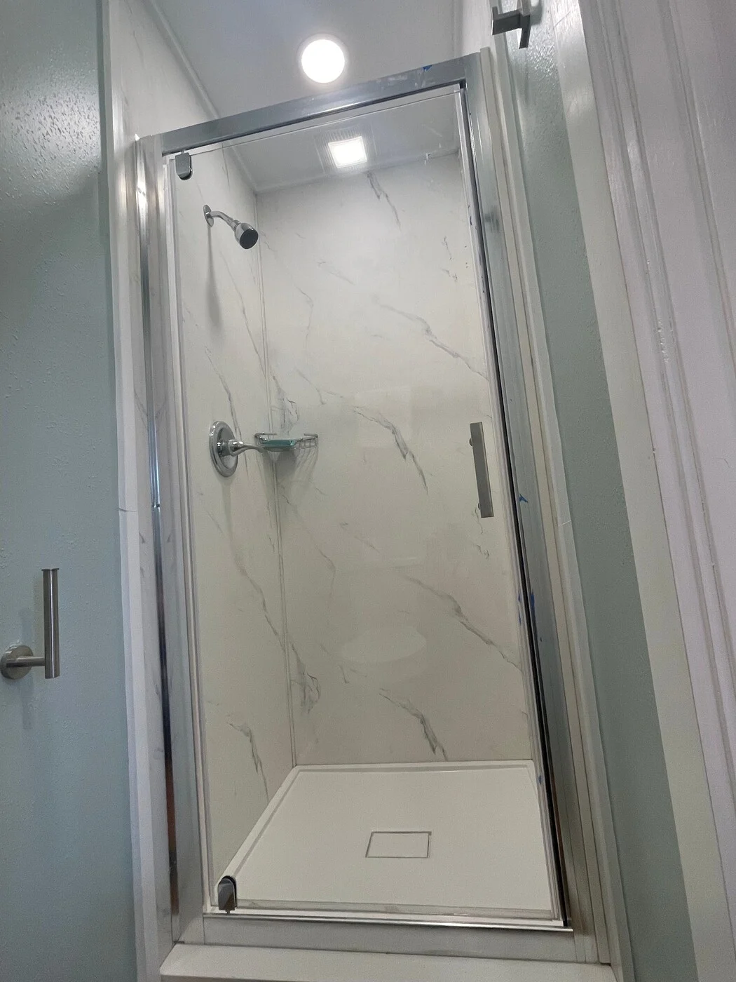 Happy cabin glass-enclosed shower