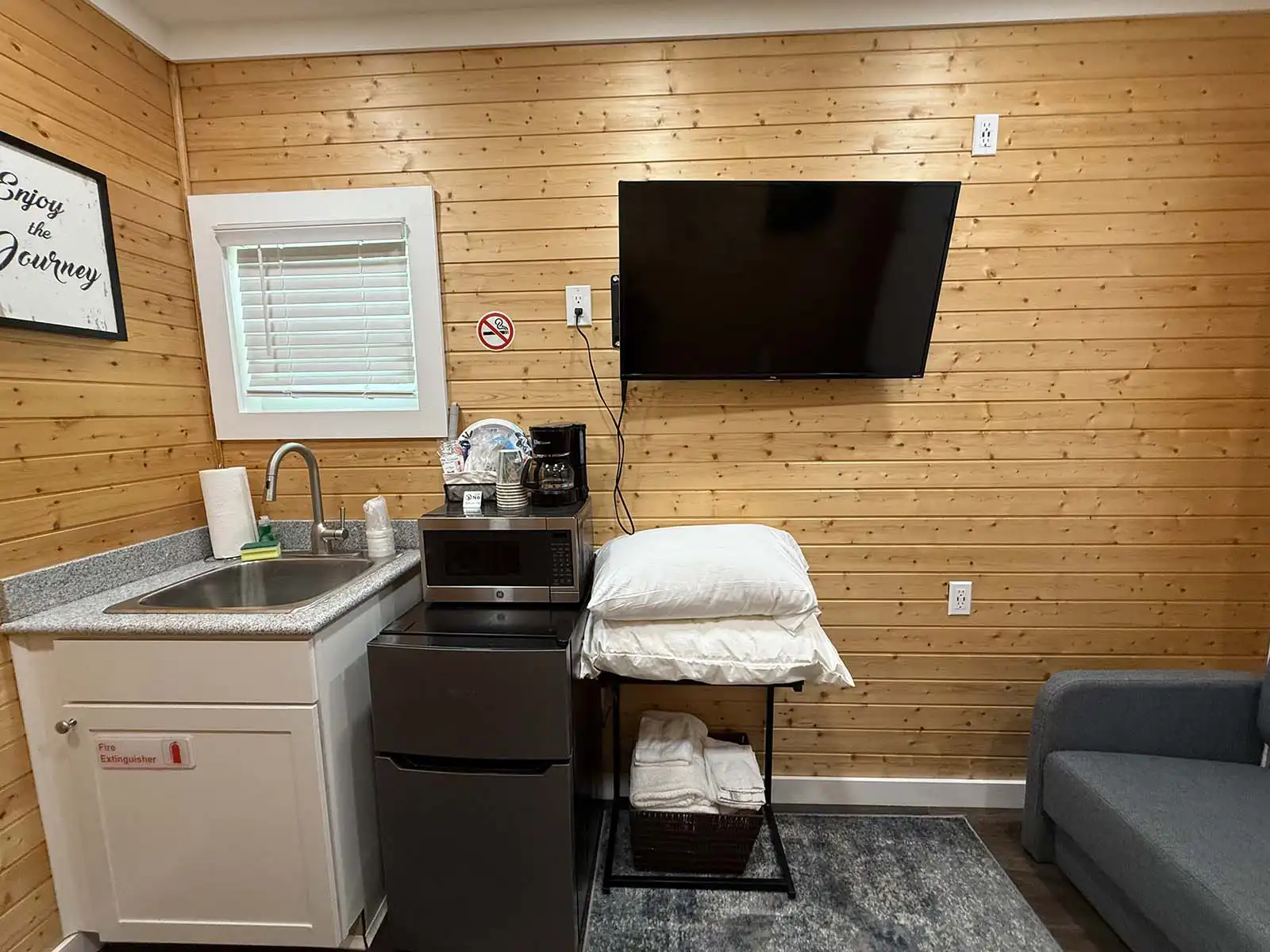 Deer Xing kitchenette with refrigerator and coffee maker