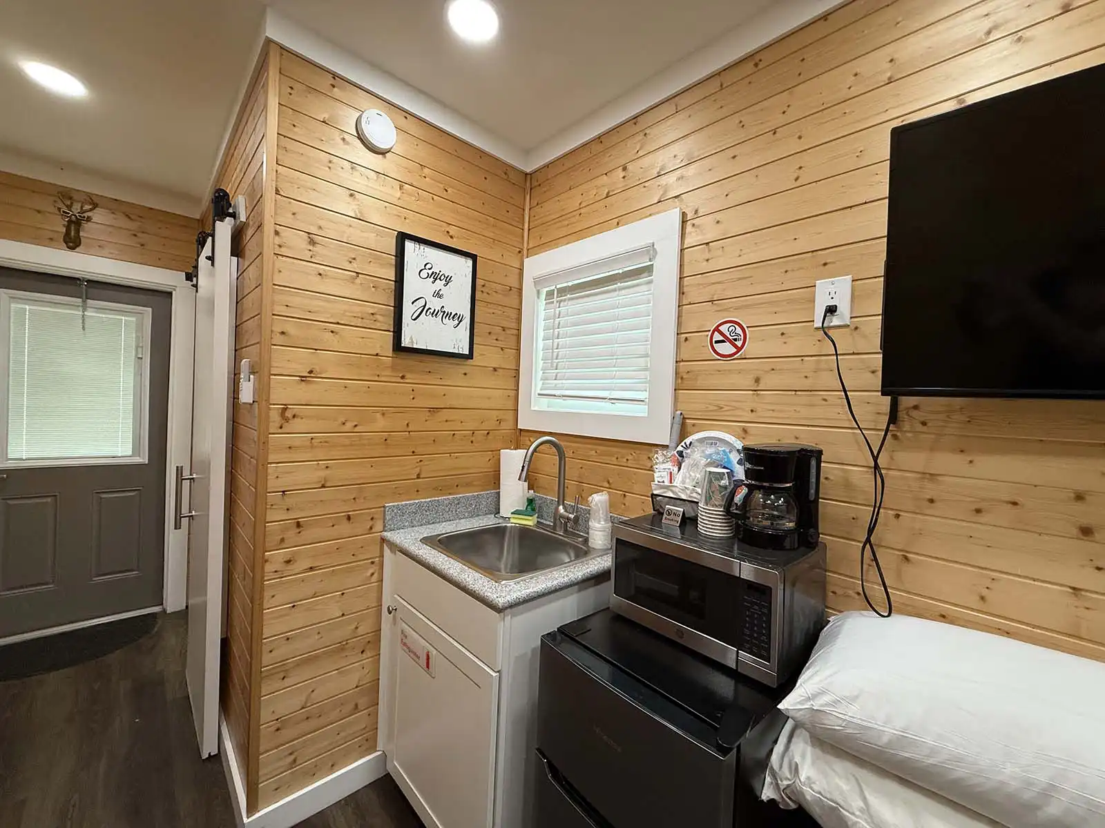 Deer Xing kitchenette with dining area and wall-mounted TV